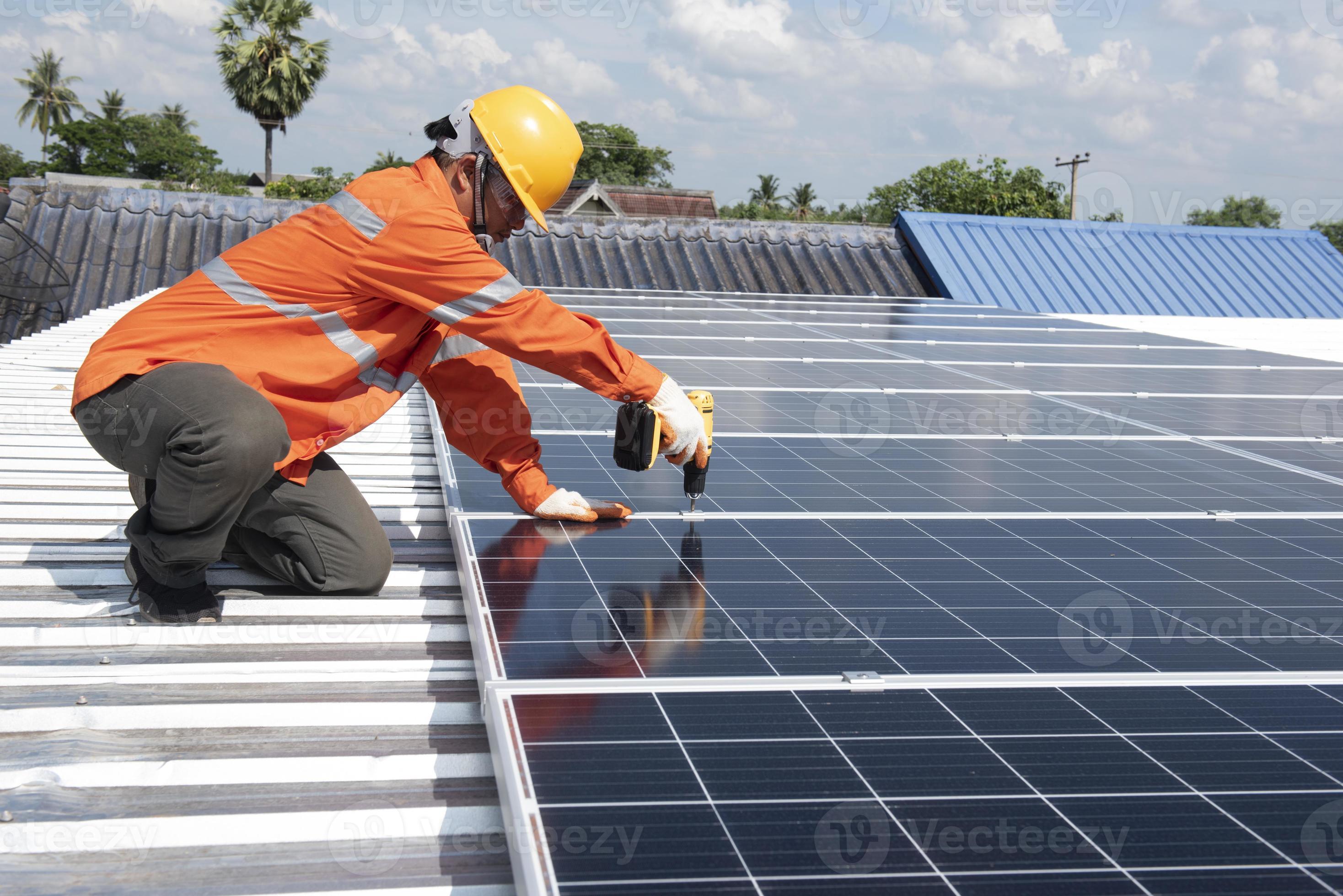 Zonnepanelen installatie op dak door ervaren monteur - Professionele plaatsing voor maximaal rendement