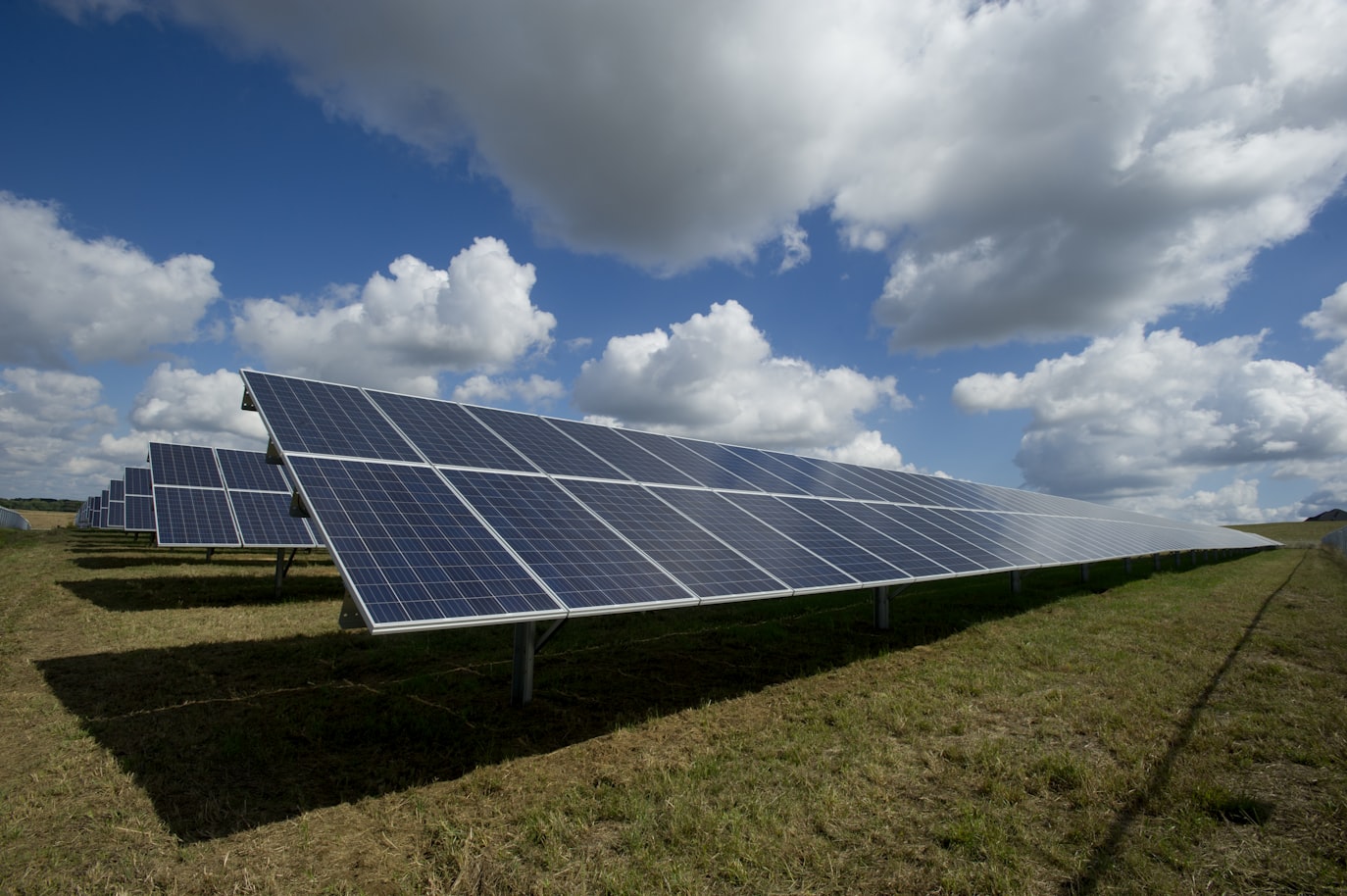 Hoogwaardige zonnepanelen installatie op een modern dak - duurzame energieoplossing die bijdraagt aan een groene toekomst
