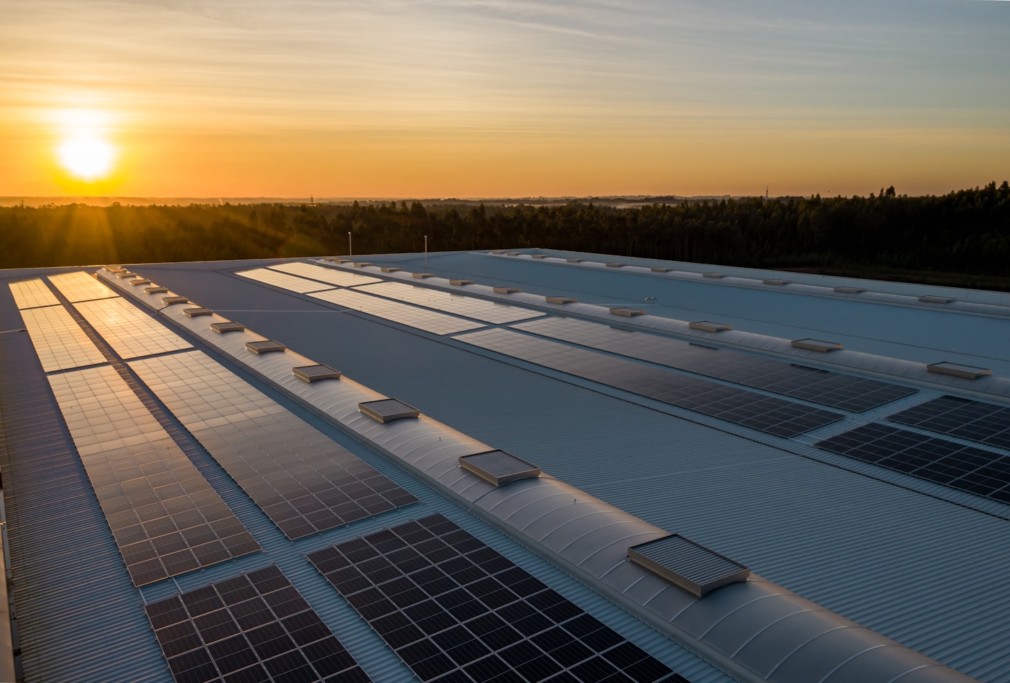 Professionele installatie van zonnepanelen op een woning - duurzame energie van de zon voor langdurige elektriciteitsbesparing