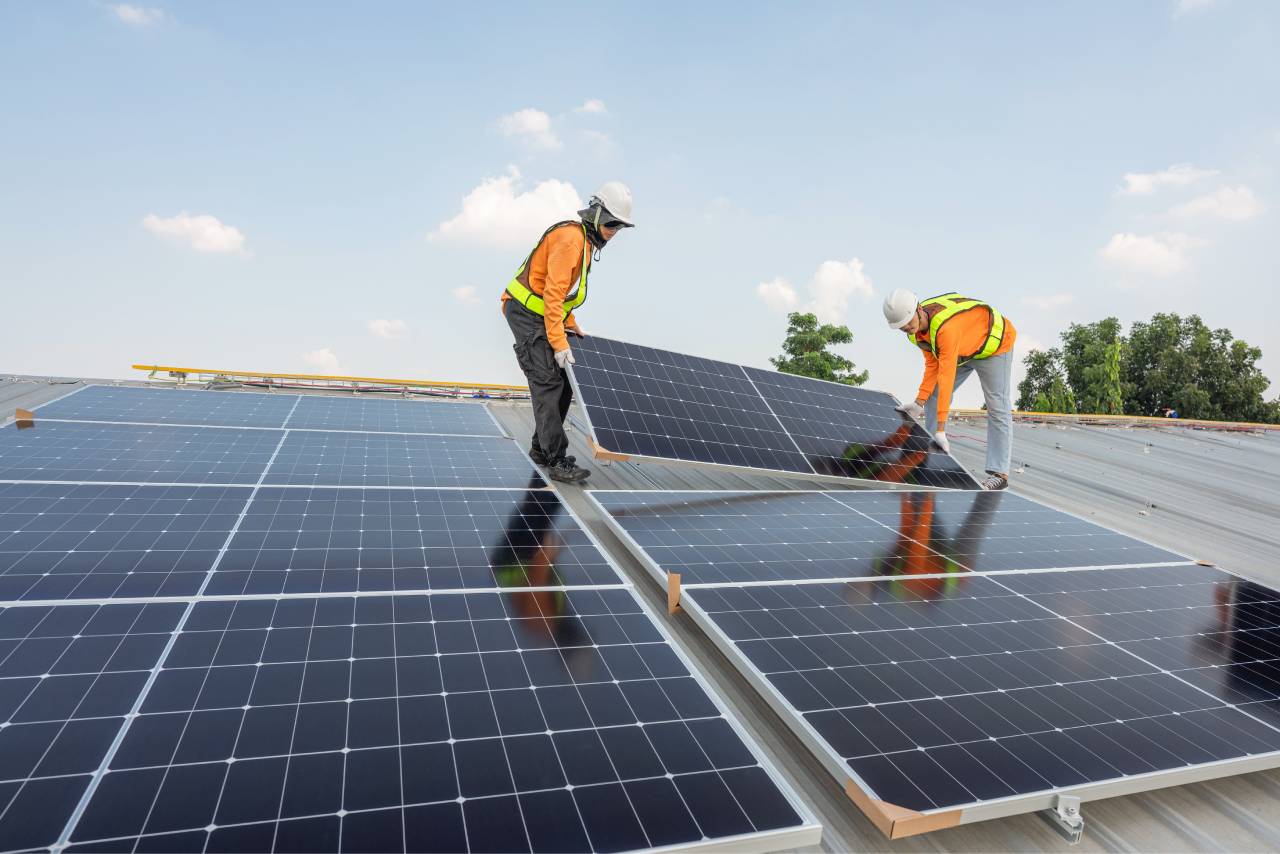 Vakkundige installatie van zonnepanelen door gecertificeerde monteurs - Professionele en veilige werkwijze