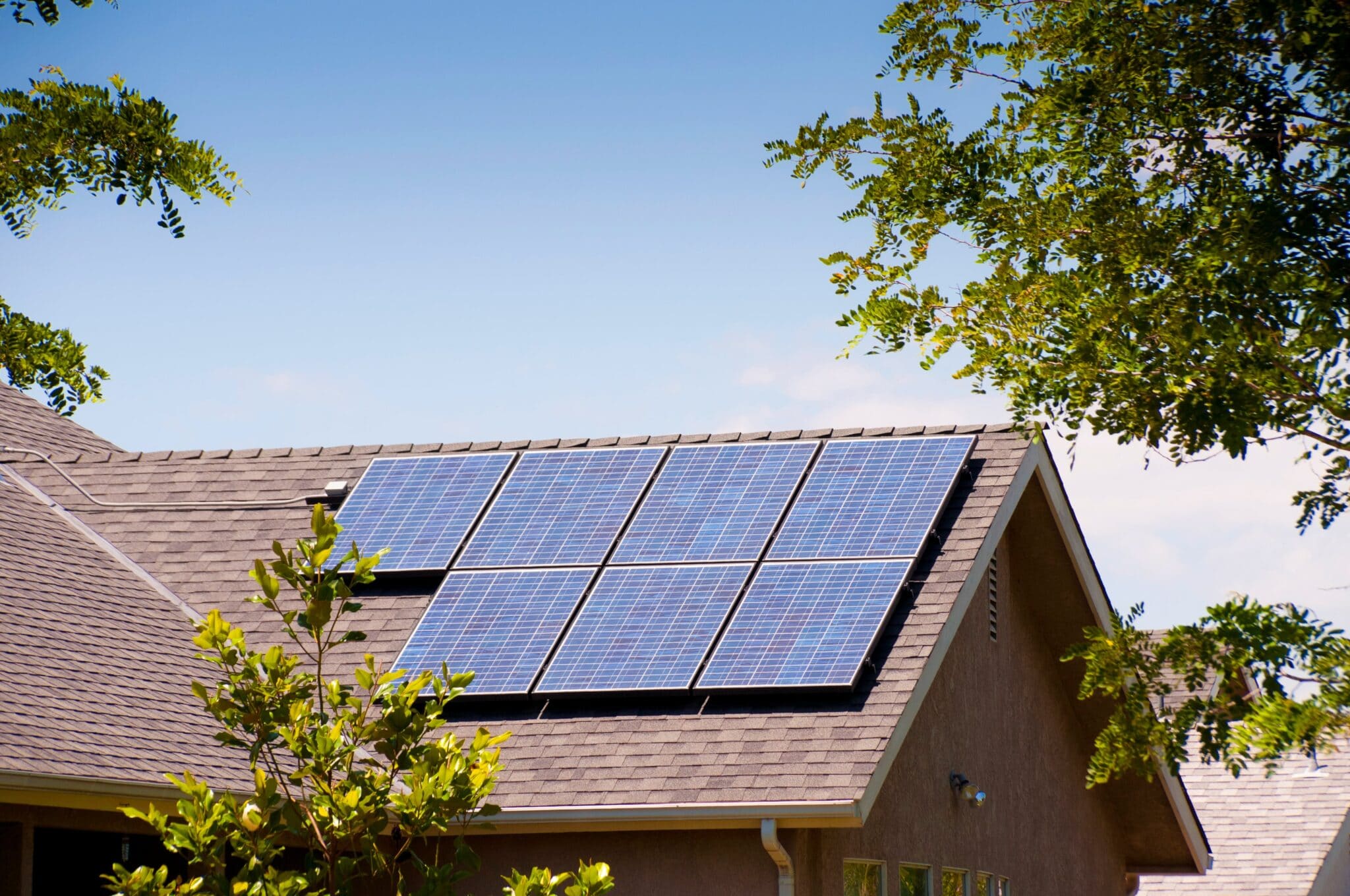 Project: 12 zonnepanelen voor woning in Amsterdam - Zonnepanelen door Snel Zonnepanelen Plaatsen - Professionele installatie van duurzame energieoplossingen
