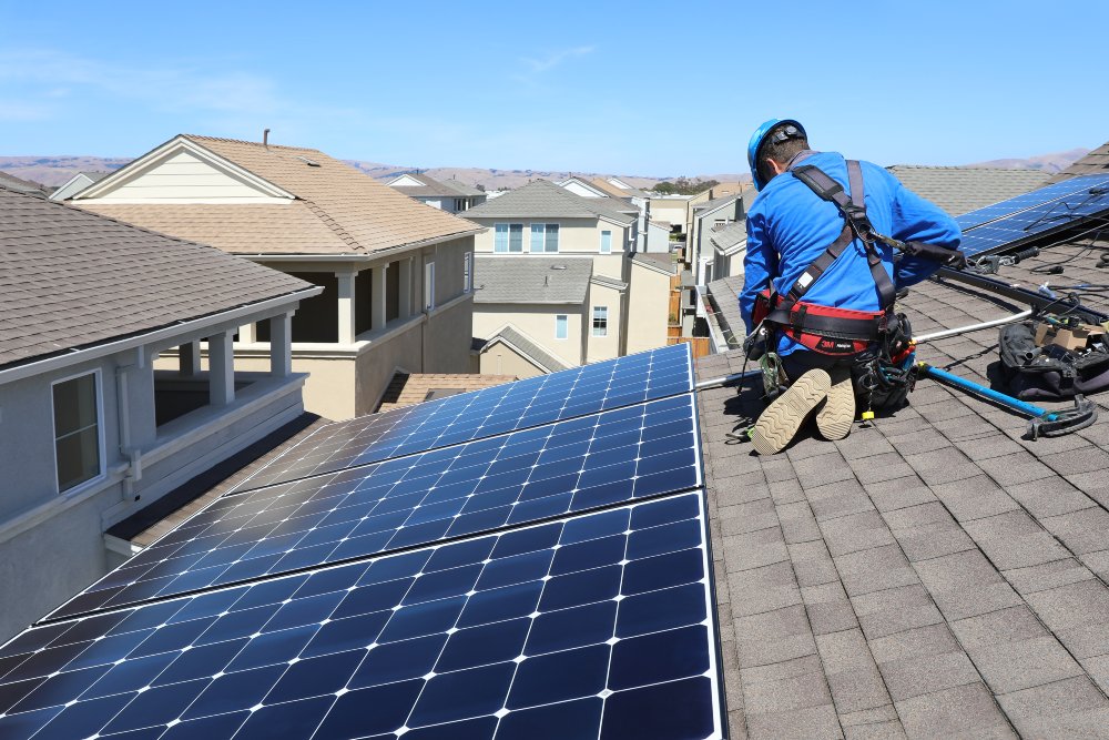 Project: 8 panelen voor rijwoning in Rotterdam - Zonnepanelen door Snel Zonnepanelen Plaatsen - Professionele installatie van duurzame energieoplossingen